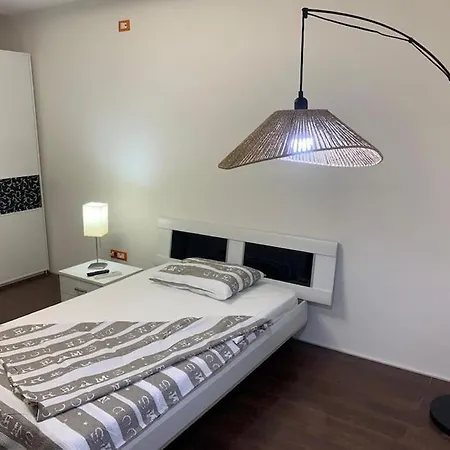 4a Apartment *